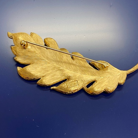 Vintage Trifari gold leaf shaped brooch - Picture 2 of 4